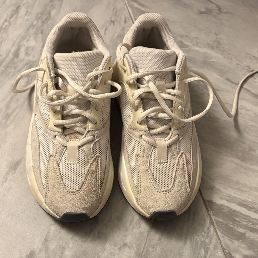 Yeezy 700 analog